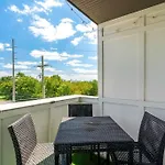 King Bed, Balcony, Covered Patio & Firepit! 8 Minutes From Broadway