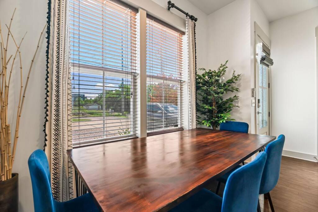 King Bed, Balcony, Covered Patio & Firepit! 8 Minutes From Broadway * Nashville