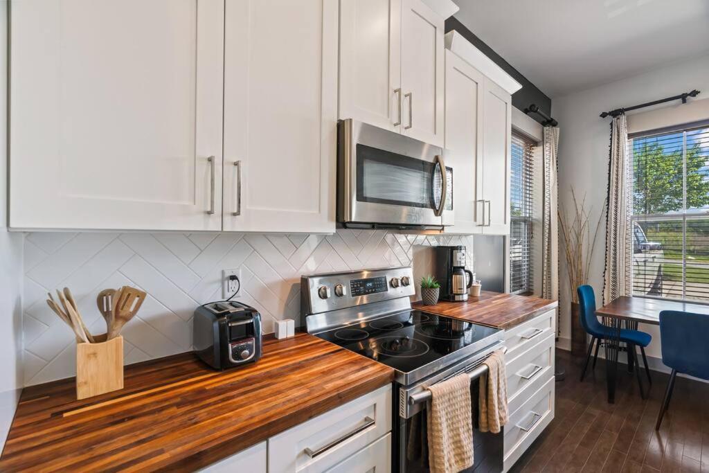 Holiday home King Bed, Balcony, Covered Patio & Firepit! 8 Minutes From Broadway *