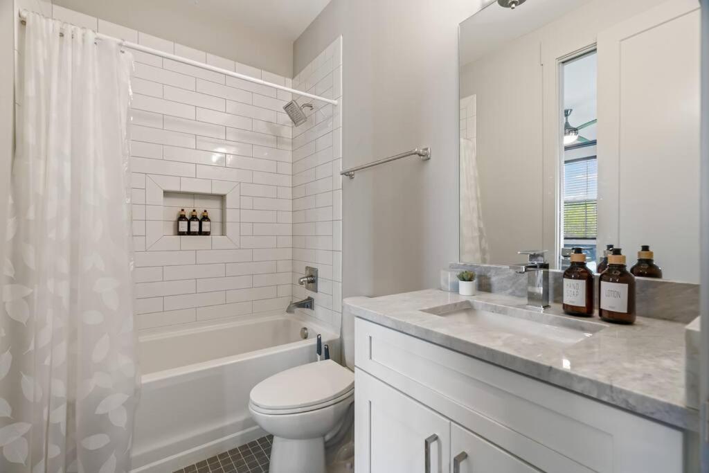 King Bed, Balcony, Covered Patio & Firepit! 8 Minutes From Broadway Nashville