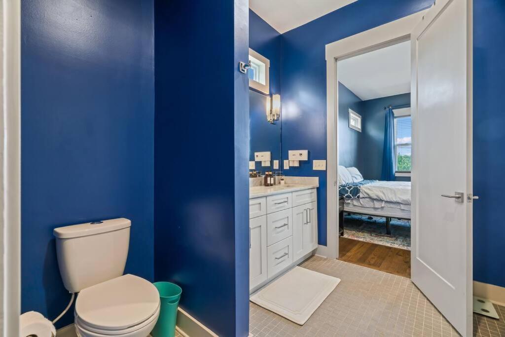 King Bed, Balcony, Covered Patio & Firepit! 8 Minutes From Broadway * Nashville