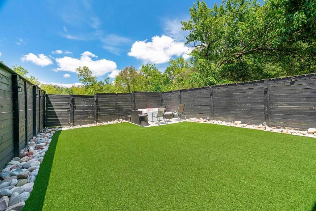 King Bed, Balcony, Covered Patio & Firepit! 8 Minutes From Broadway *