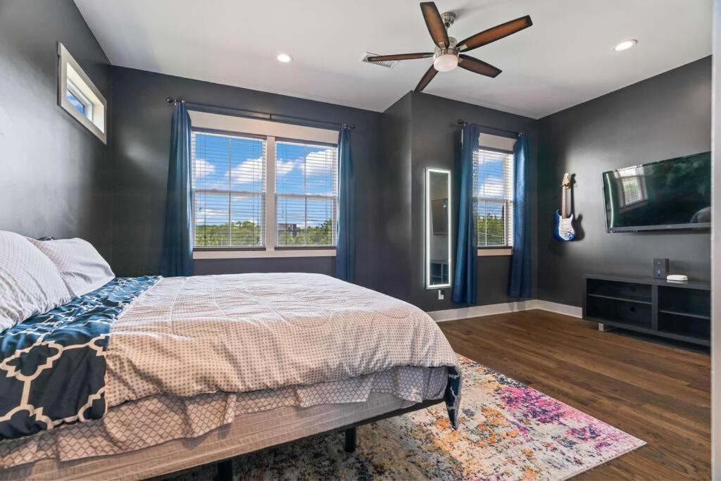 Holiday home King Bed, Balcony, Covered Patio & Firepit! 8 Minutes From Broadway *