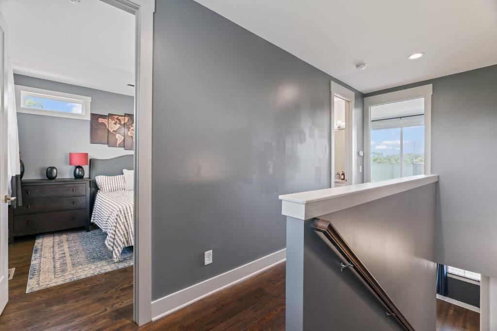 King Bed, Balcony, Covered Patio & Firepit! 8 Minutes From Broadway Holiday home