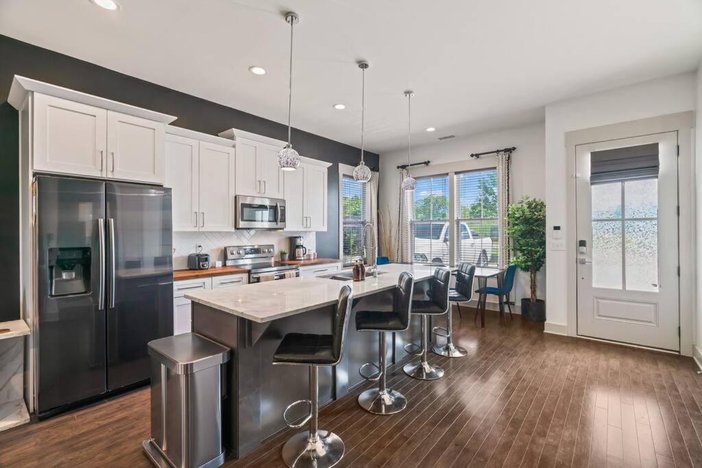 Holiday home King Bed, Balcony, Covered Patio & Firepit! 8 Minutes From Broadway Nashville