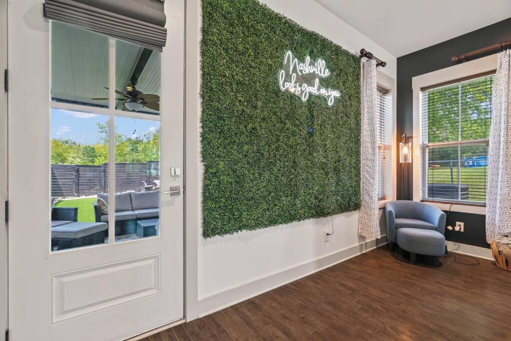 King Bed, Balcony, Covered Patio & Firepit! 8 Minutes From Broadway Holiday home Nashville