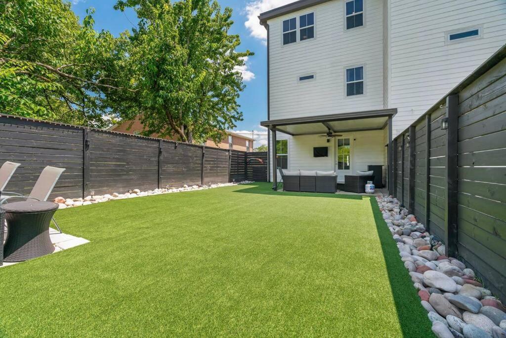 King Bed, Balcony, Covered Patio & Firepit! 8 Minutes From Broadway * Nashville