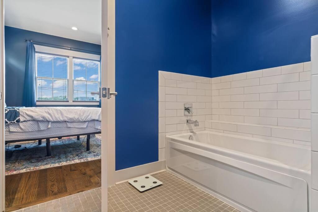 King Bed, Balcony, Covered Patio & Firepit! 8 Minutes From Broadway *