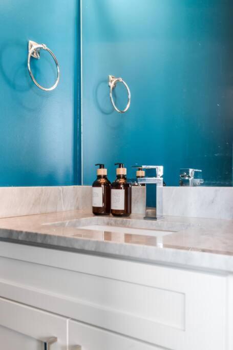 King Bed, Balcony, Covered Patio & Firepit! 8 Minutes From Broadway * Nashville