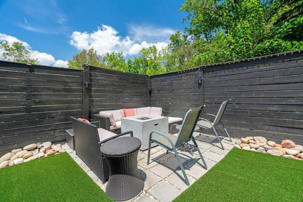 Holiday home King Bed, Balcony, Covered Patio & Firepit! 8 Minutes From Broadway