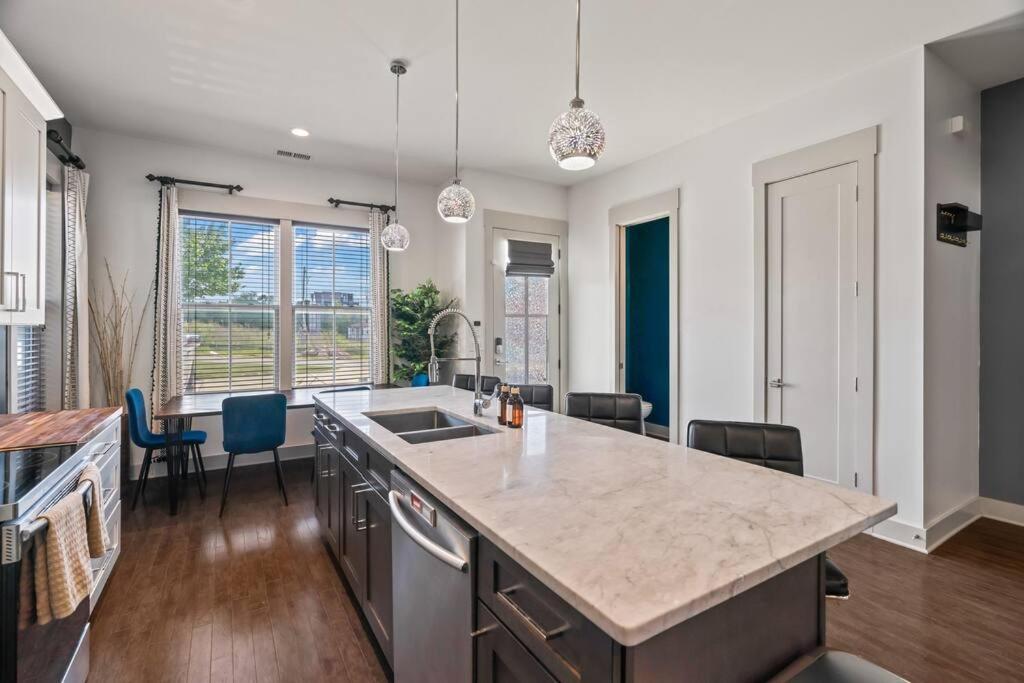 King Bed, Balcony, Covered Patio & Firepit! 8 Minutes From Broadway * Nashville