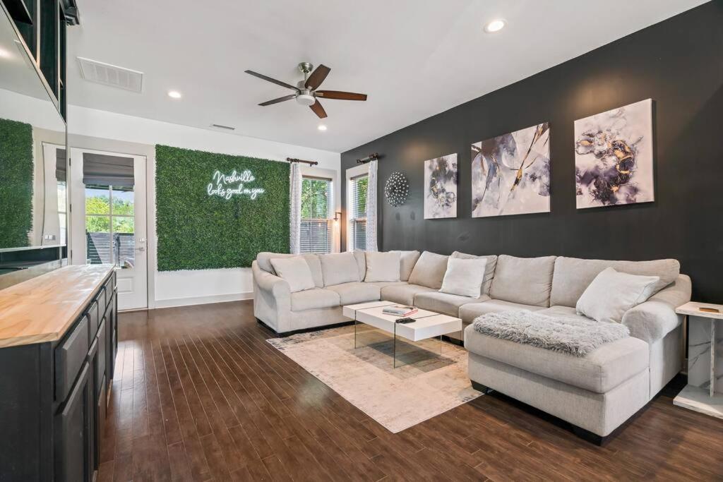 King Bed, Balcony, Covered Patio & Firepit! 8 Minutes From Broadway *