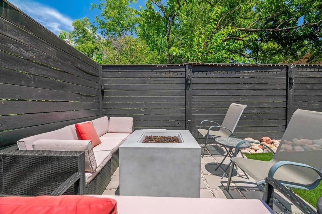 Holiday home King Bed, Balcony, Covered Patio & Firepit! 8 Minutes From Broadway *